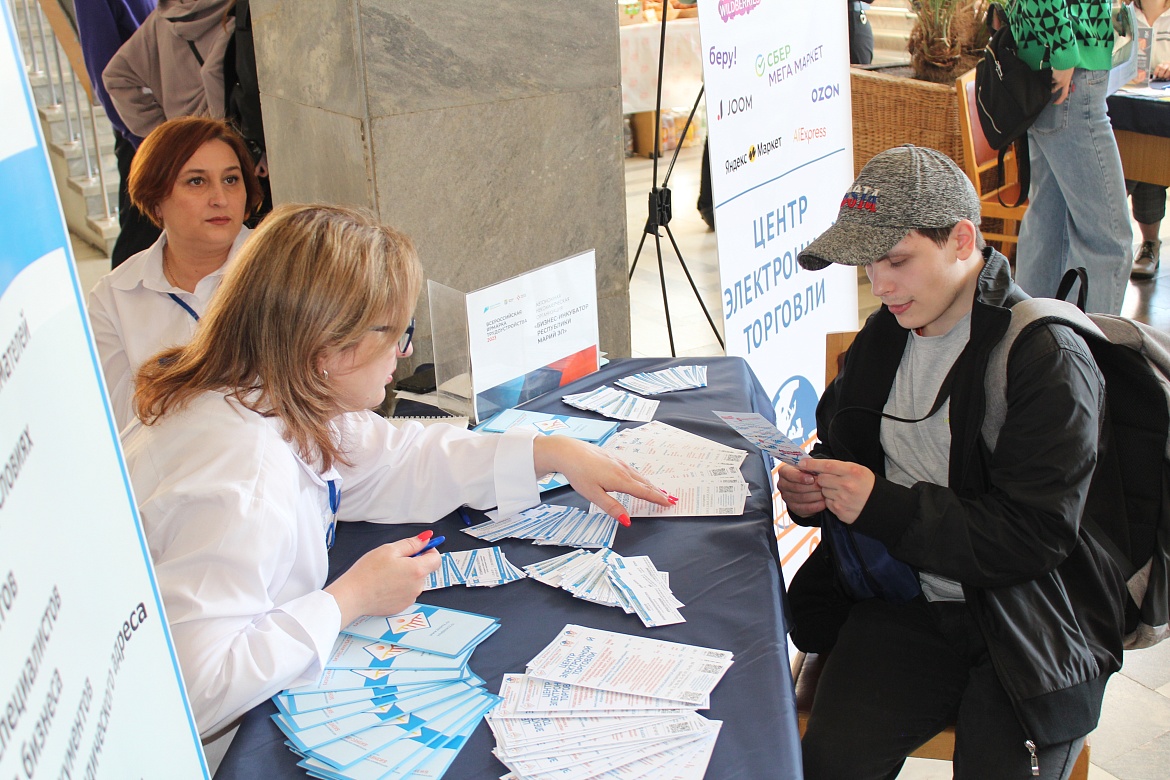 14 апреля в Йошкар-Оле на площадке Общественно-политического центра Марий Эл прошел региональный этап Всероссийской ярмарки трудоустройства «Работа России. Время возможностей».