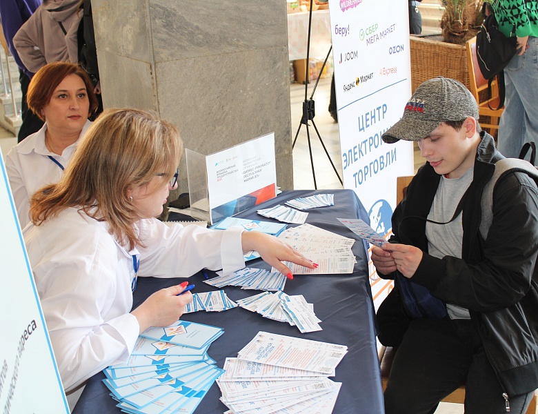 14 апреля в Йошкар-Оле на площадке Общественно-политического центра Марий Эл прошел региональный этап Всероссийской ярмарки трудоустройства «Работа России. Время возможностей».